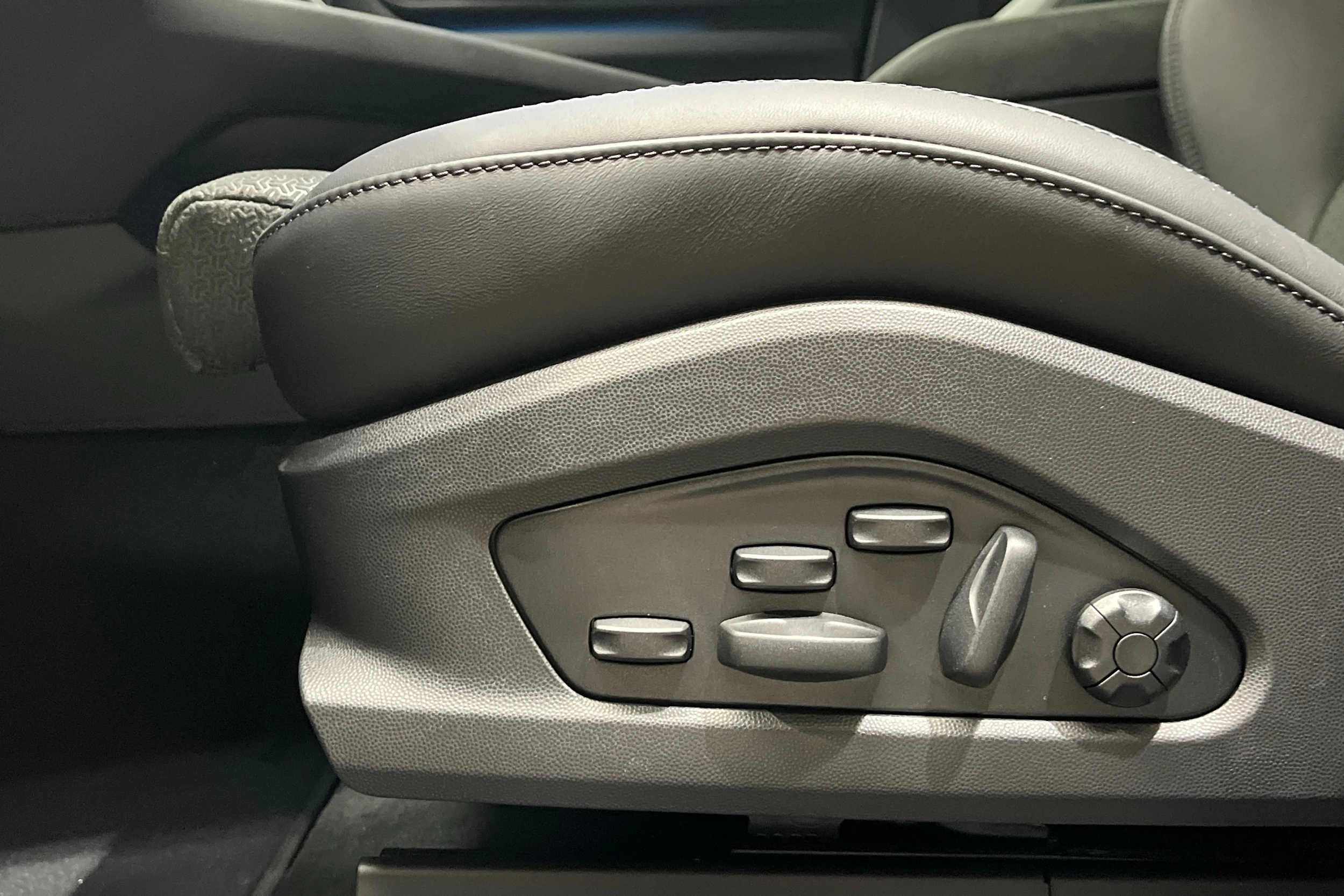 harmaa Porsche Macan 2026 kuva 16.