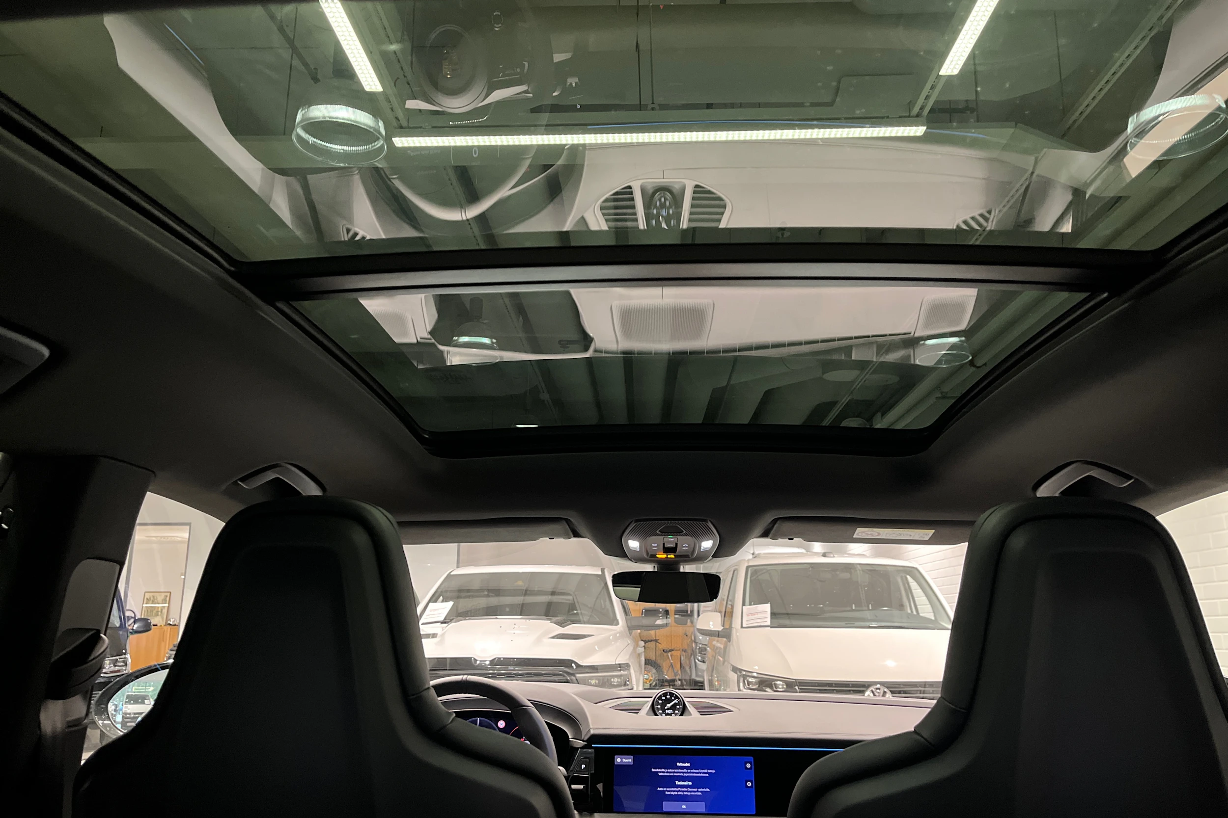 harmaa Porsche Macan 2026 kuva 23.
