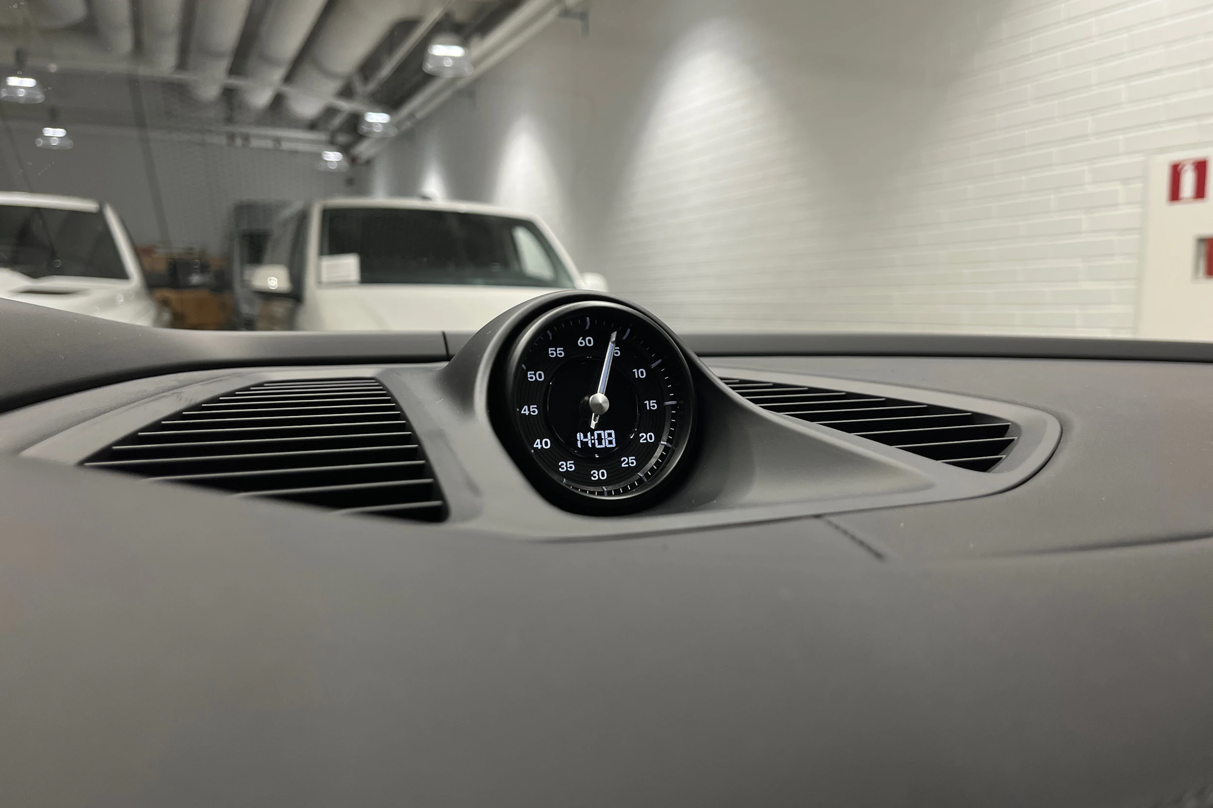 harmaa Porsche Macan 2026 kuva 24.