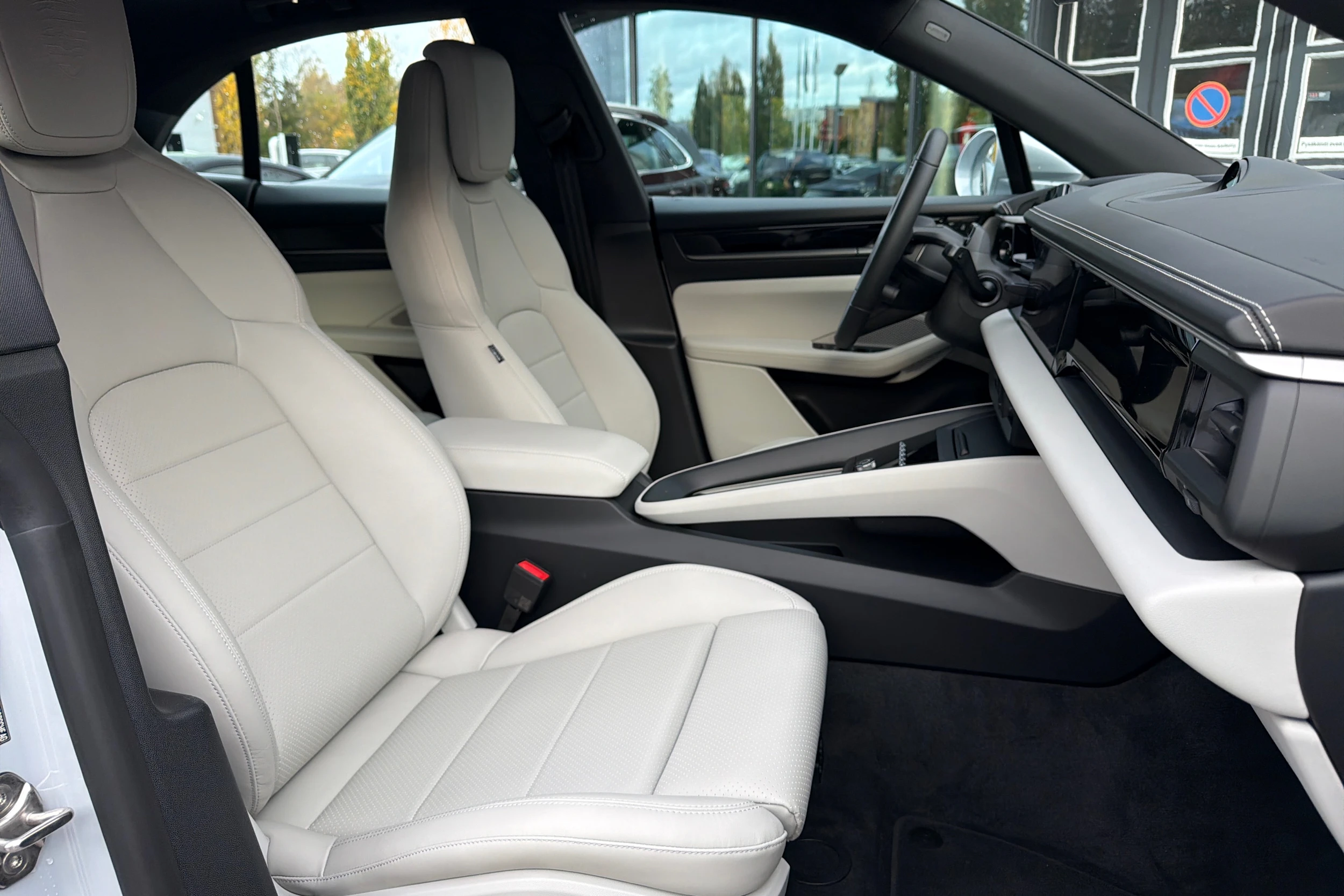 harmaa Porsche Macan 2026 kuva 13.
