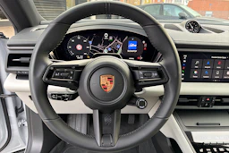 harmaa Porsche Macan 2026 kuva 14.