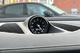 harmaa Porsche Macan 2026 kuva 19.