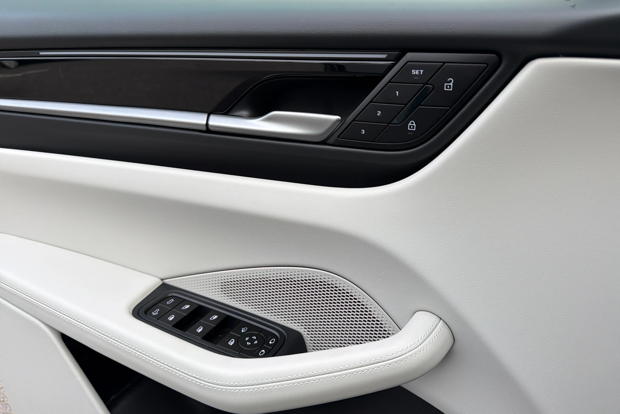 harmaa Porsche Macan 2026 kuva 23.