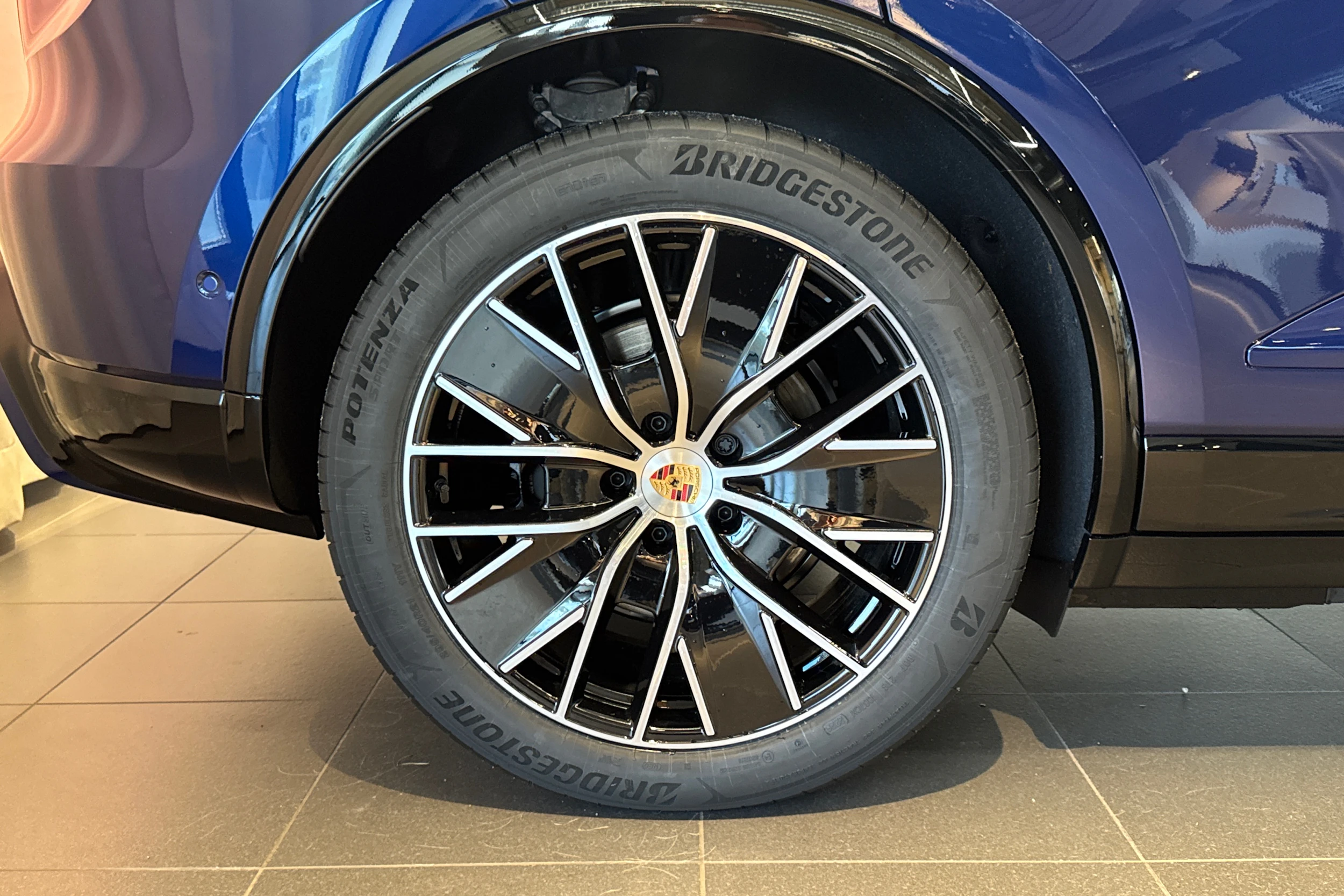 sininen Porsche Macan 2026 kuva 10.