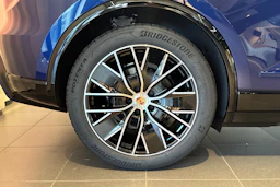 sininen Porsche Macan 2026 kuva 10.