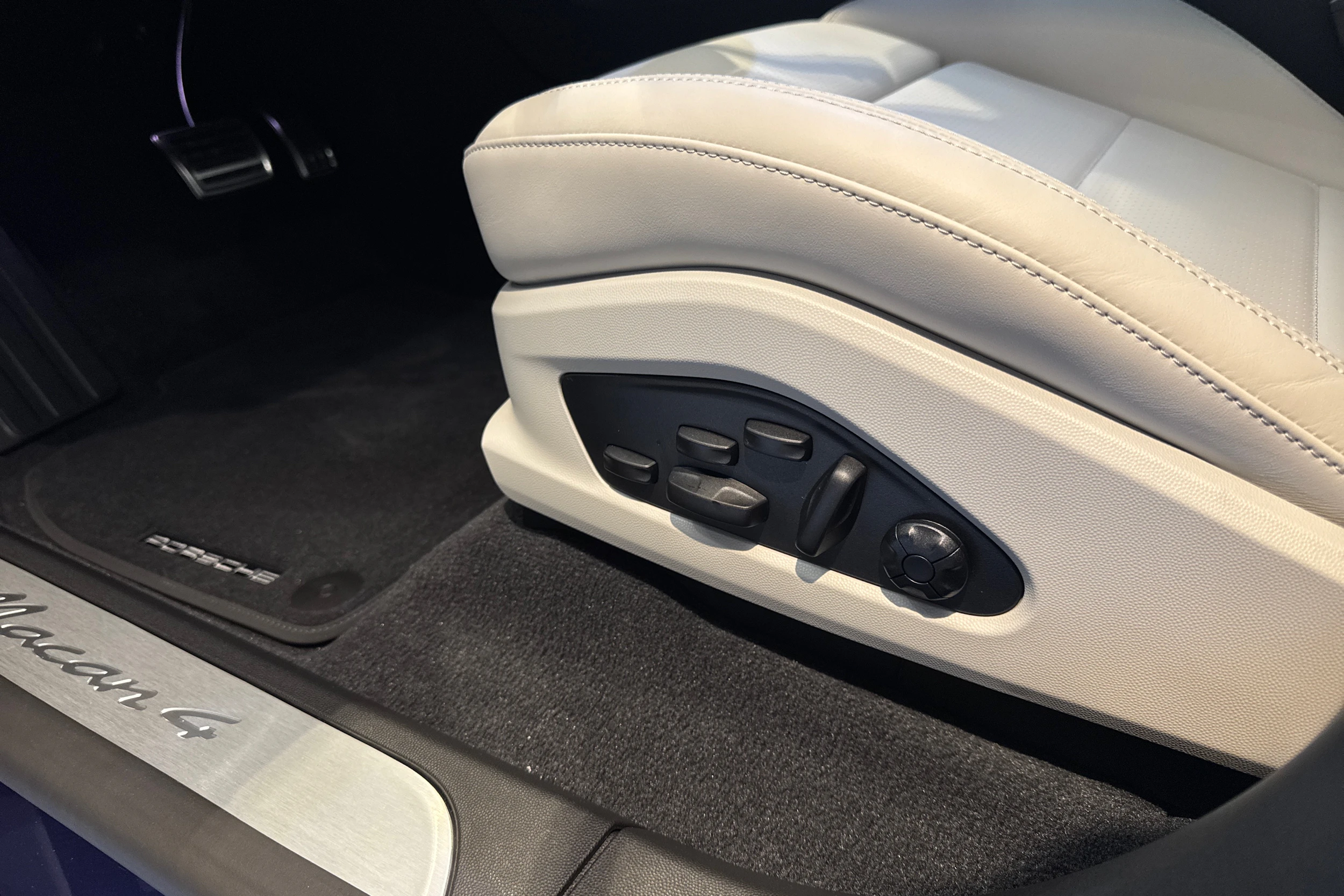 sininen Porsche Macan 2026 kuva 12.