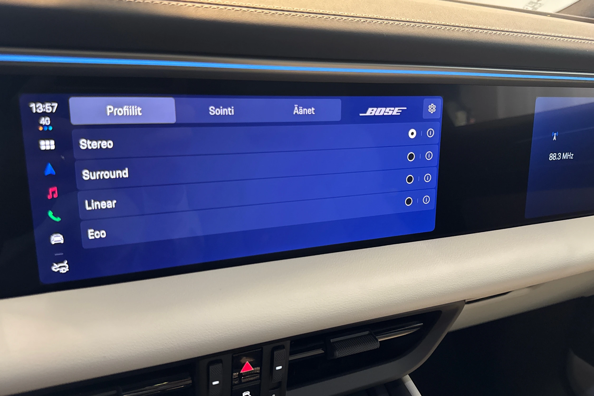sininen Porsche Macan 2026 kuva 15.