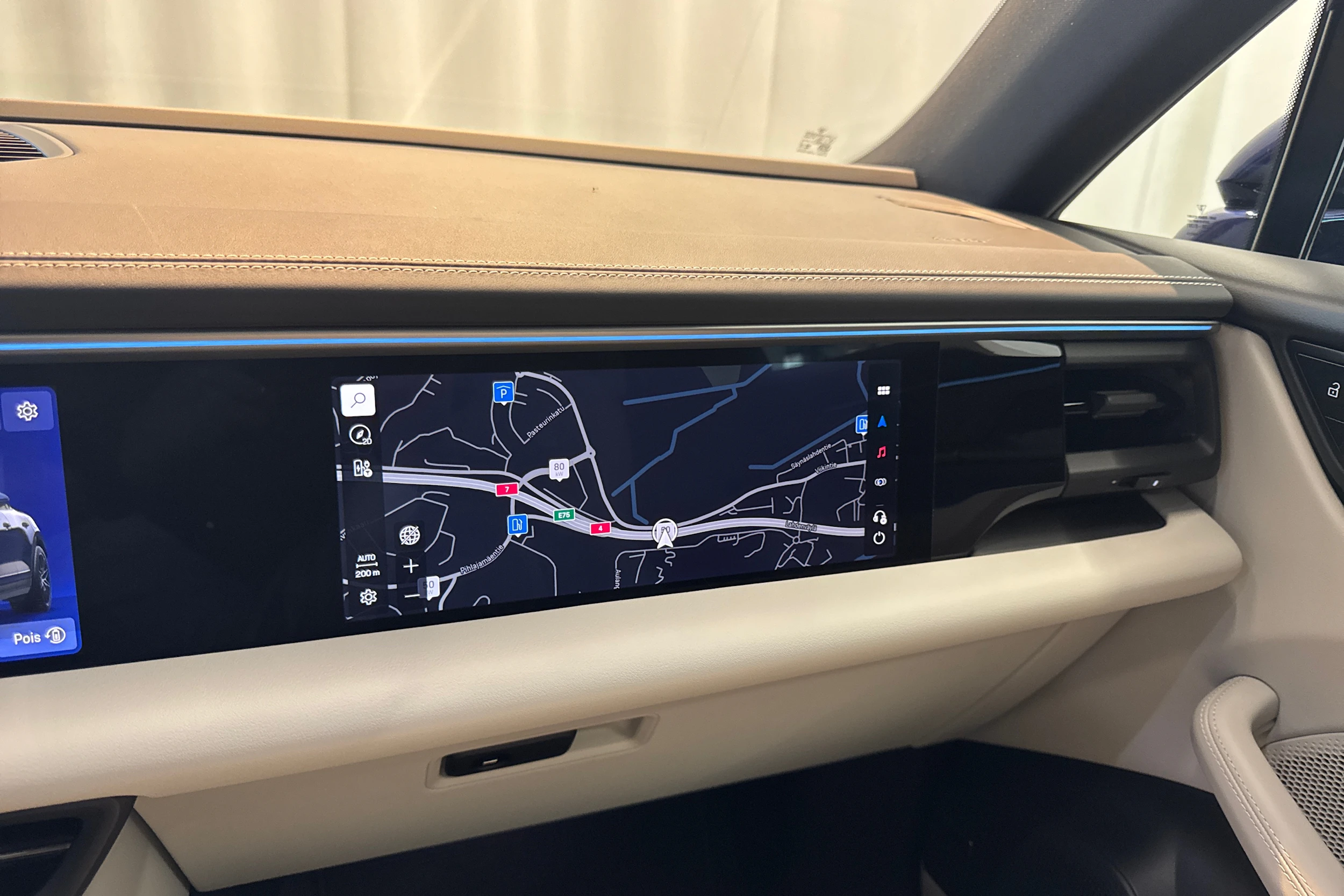 sininen Porsche Macan 2026 kuva 17.