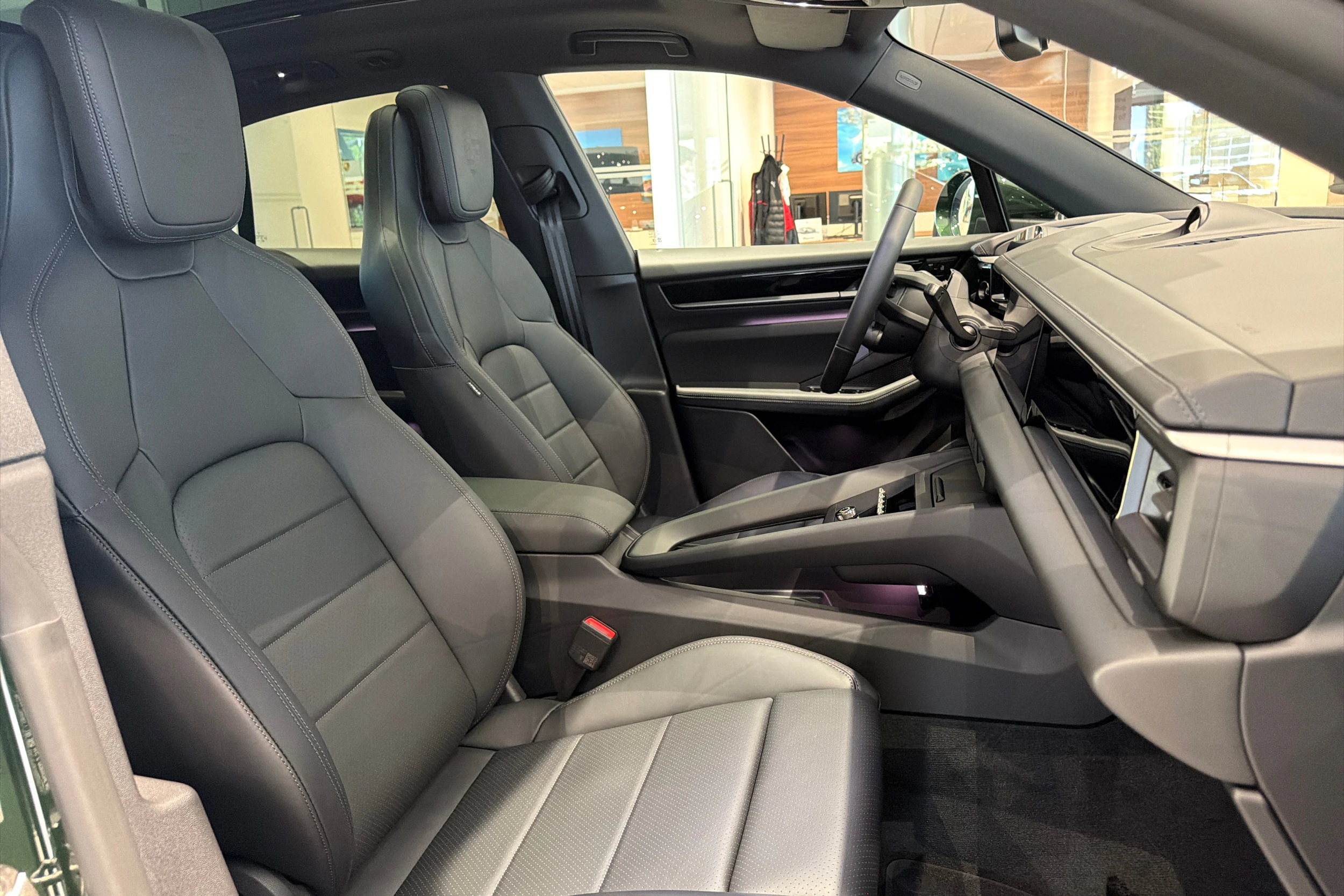 vihreä Porsche Macan 2026 kuva 14.