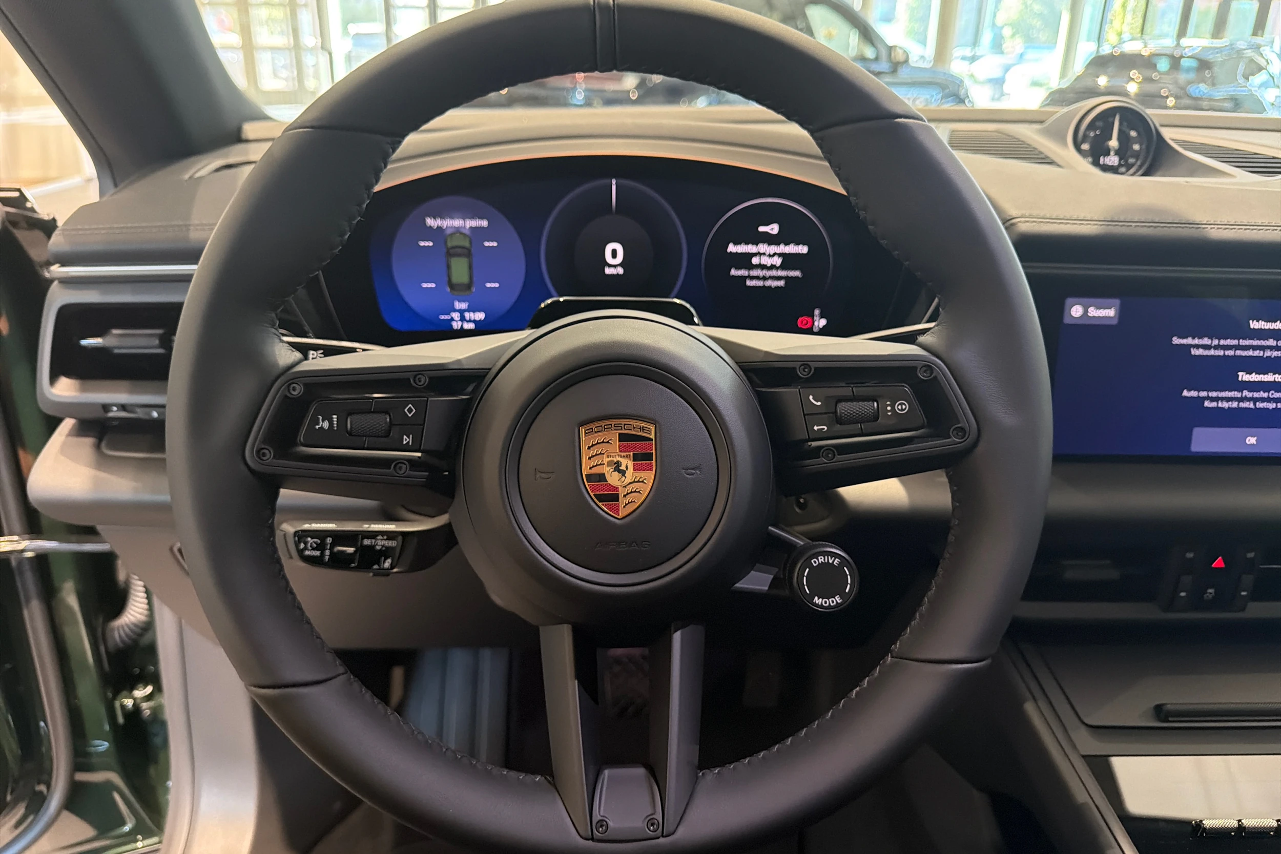 vihreä Porsche Macan 2026 kuva 16.