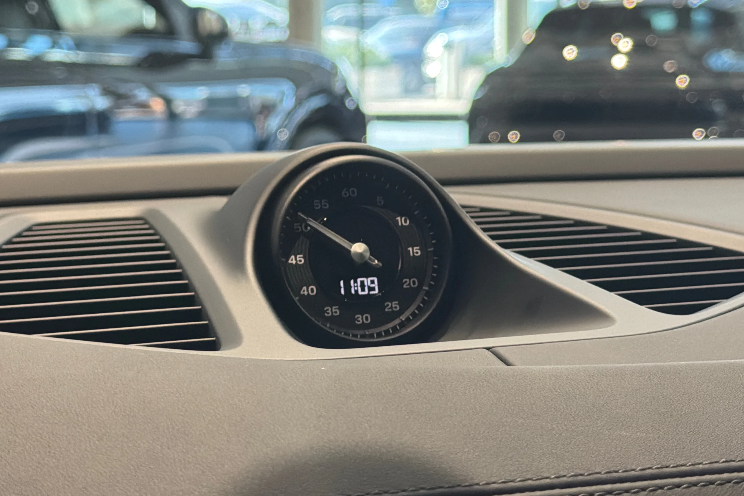 vihreä Porsche Macan 2026 kuva 21.