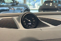 vihreä Porsche Macan 2026 kuva 21.