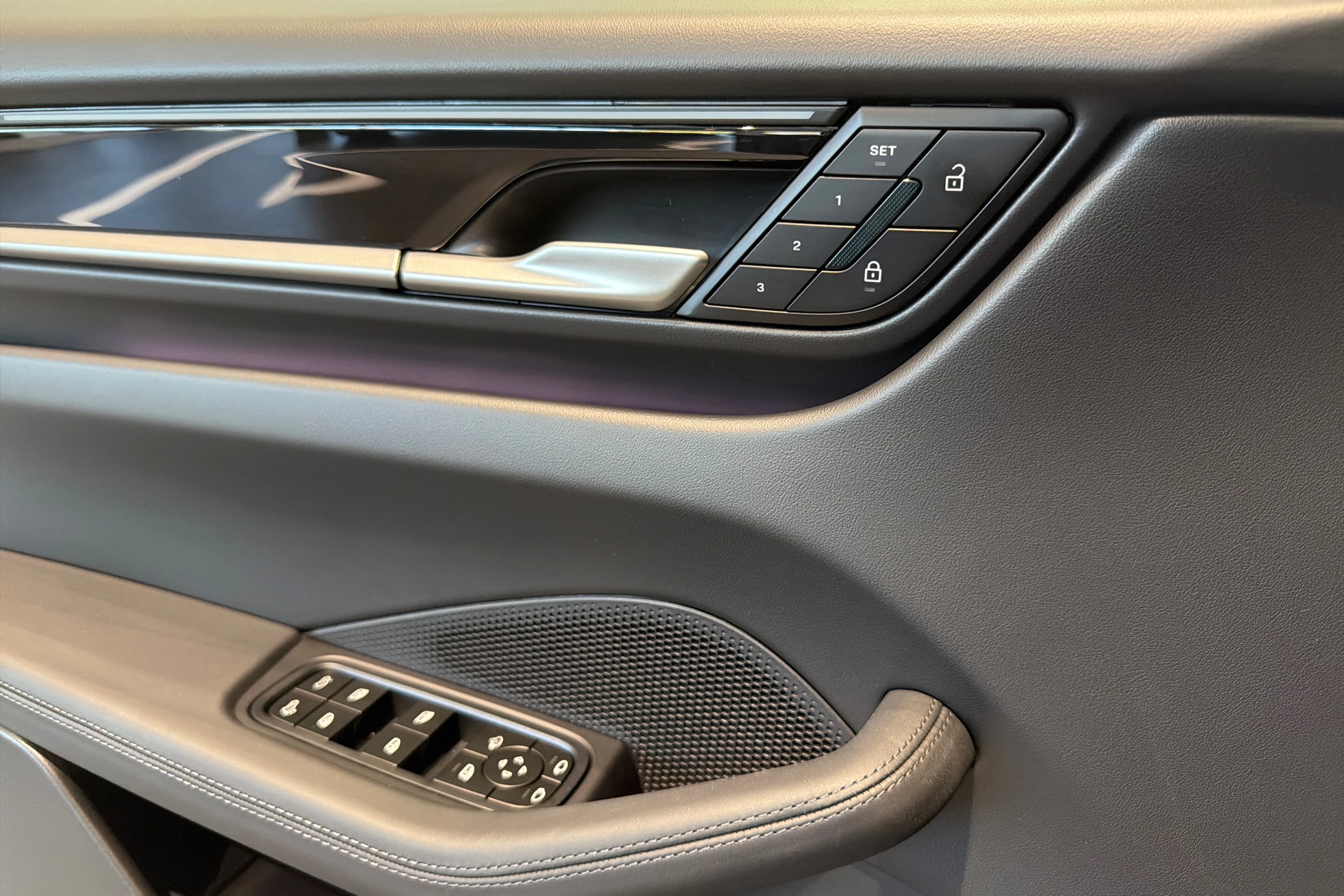 vihreä Porsche Macan 2026 kuva 22.