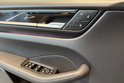 vihreä Porsche Macan 2026 kuva 22.