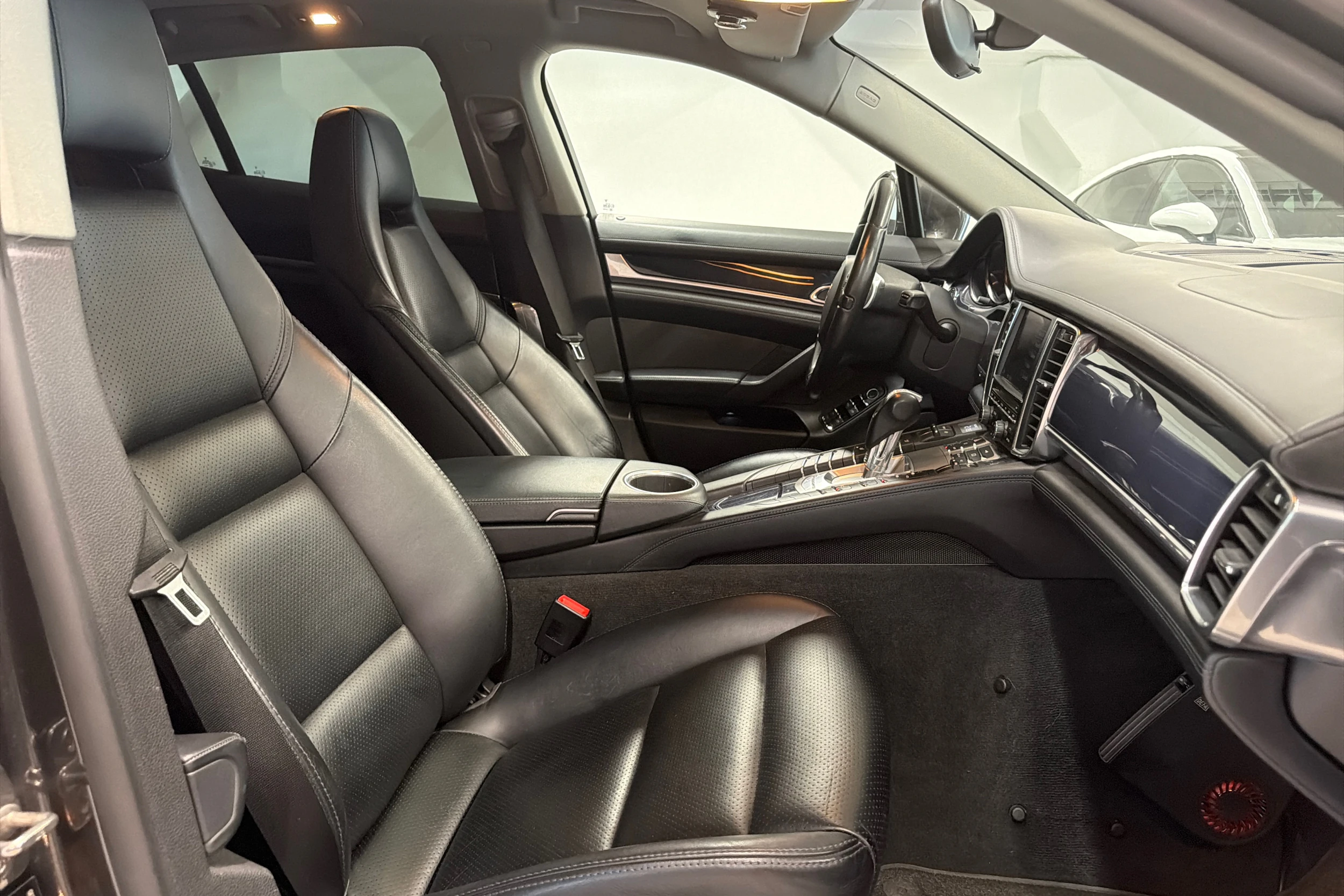 Harmaa Porsche Panamera 2012 kuva 14.