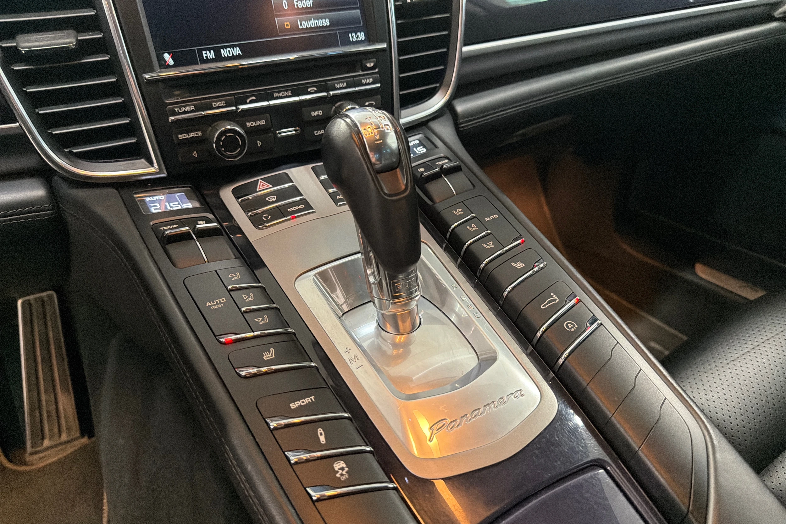 Harmaa Porsche Panamera 2012 kuva 18.