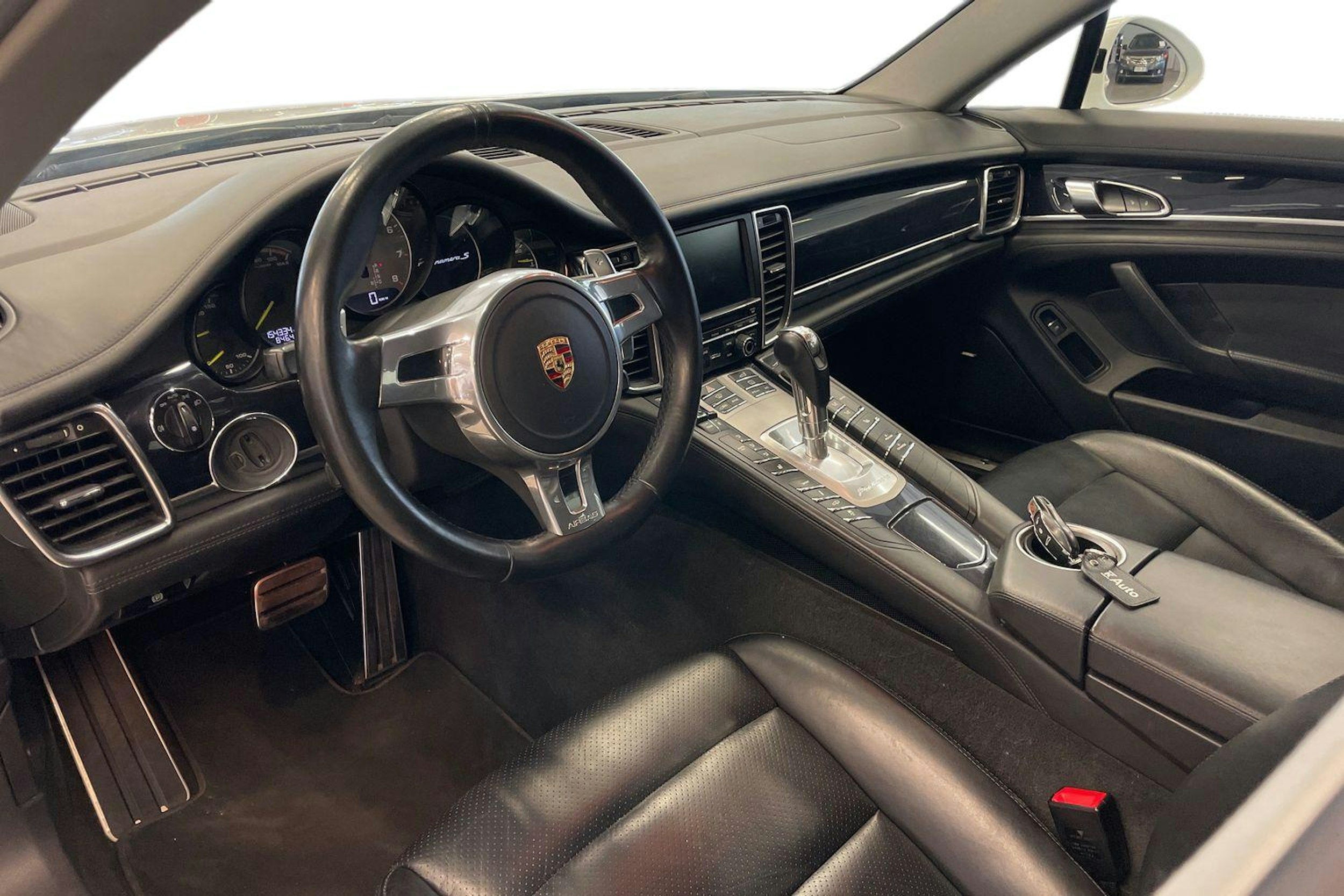 valkoinen Porsche Panamera 2013 kuva 3.
