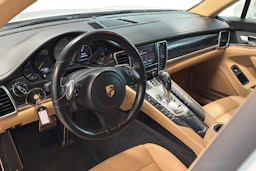 Valkoinen Porsche Panamera 2014 kuva 7.