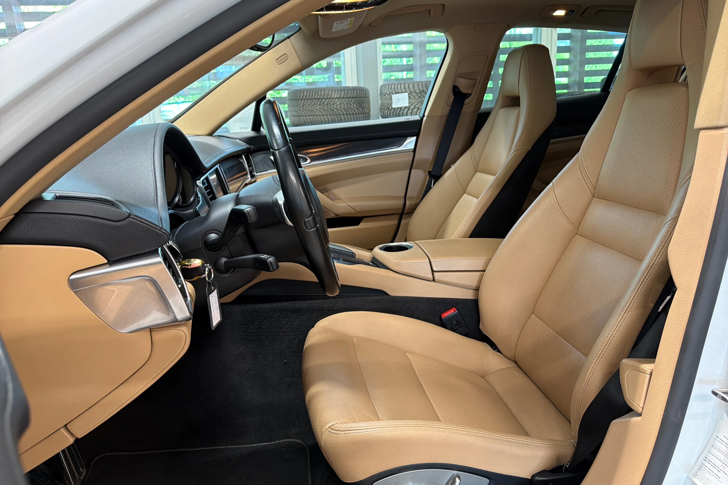 Valkoinen Porsche Panamera 2014 kuva 11.
