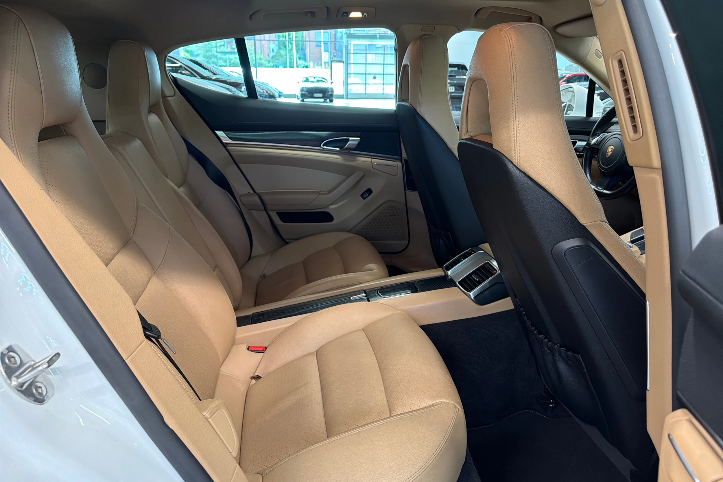 Valkoinen Porsche Panamera 2014 kuva 13.
