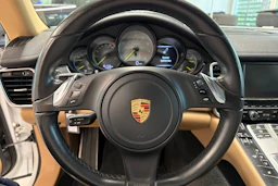 Valkoinen Porsche Panamera 2014 kuva 20.