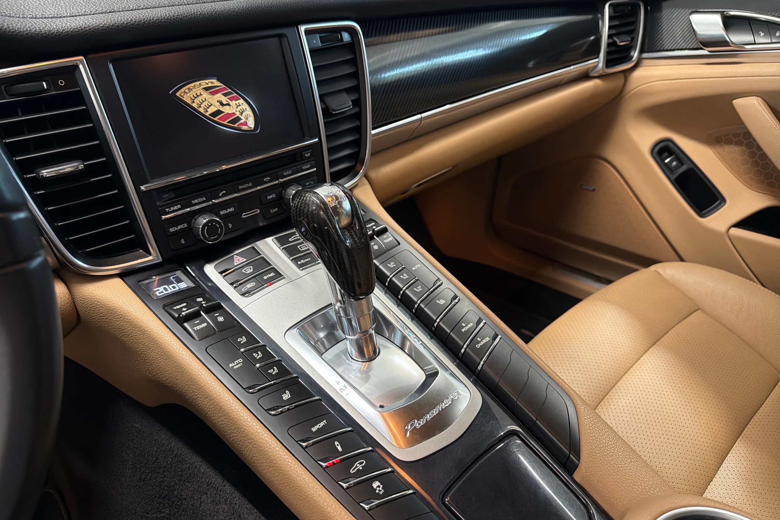 Valkoinen Porsche Panamera 2014 kuva 24.