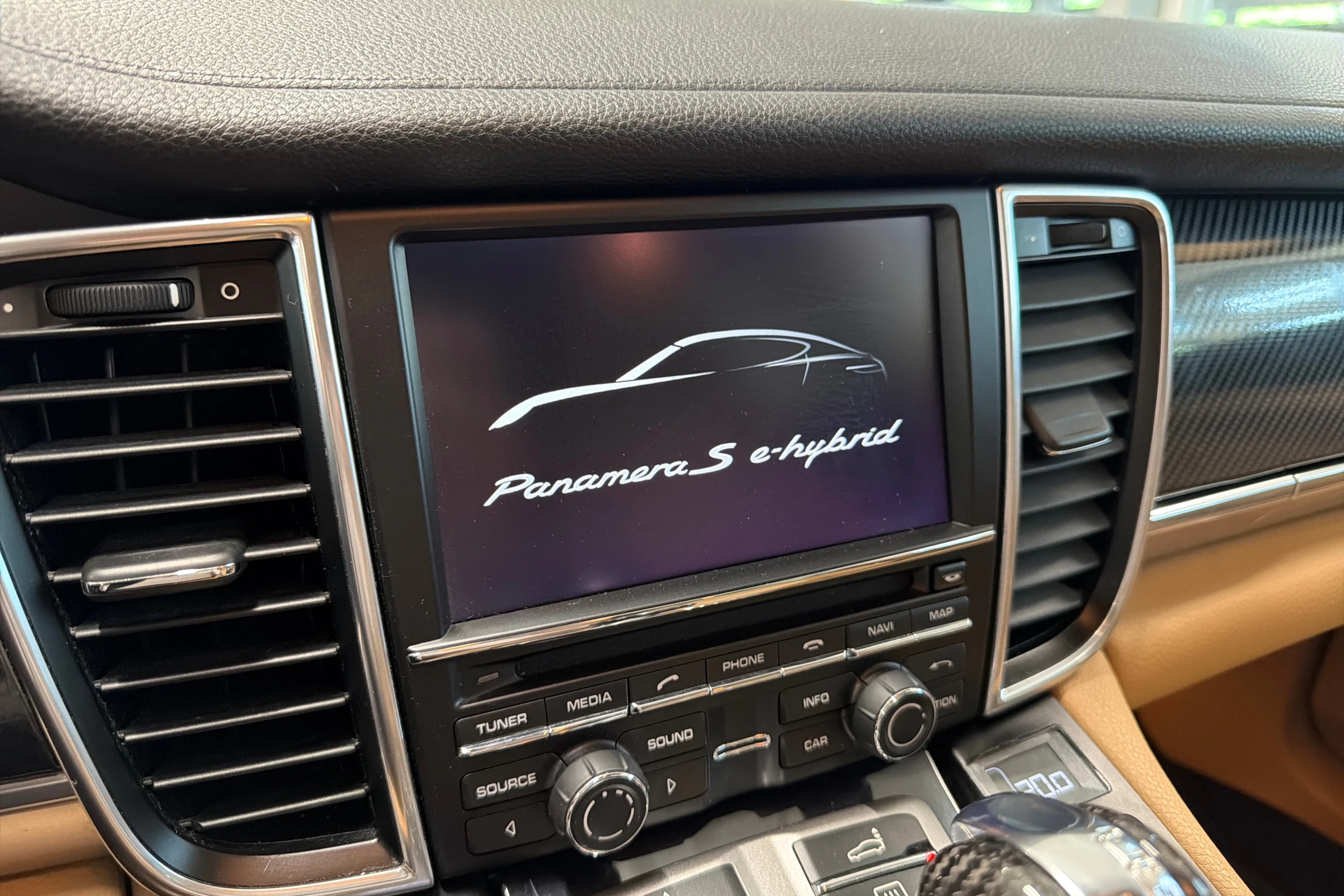 Valkoinen Porsche Panamera 2014 kuva 25.