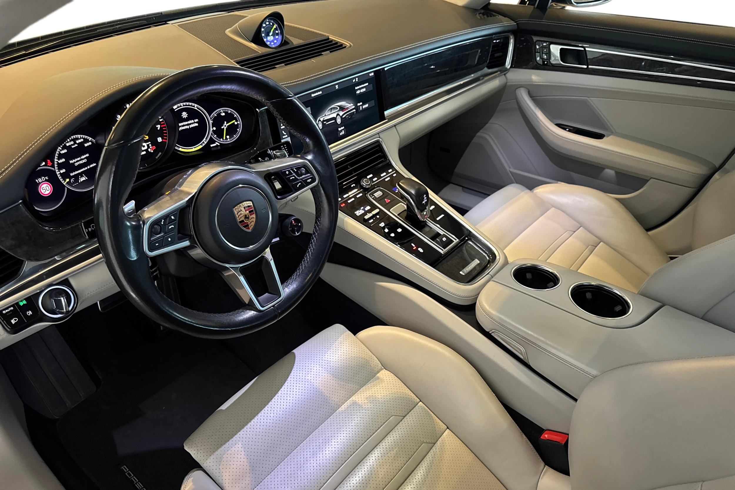 met. harmaa Porsche Panamera 2017 kuva 6.