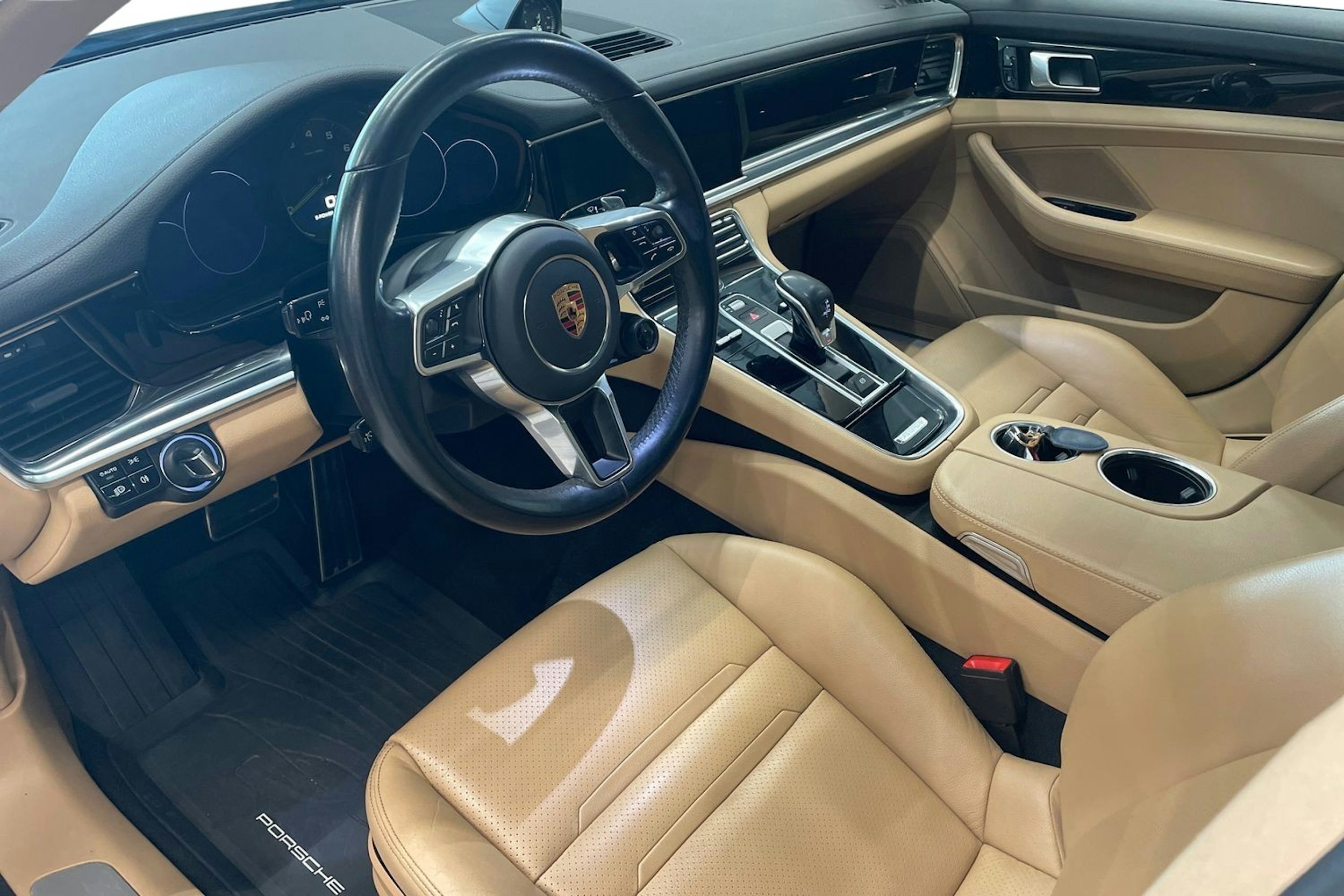 valkoinen Porsche Panamera 2017 kuva 6.