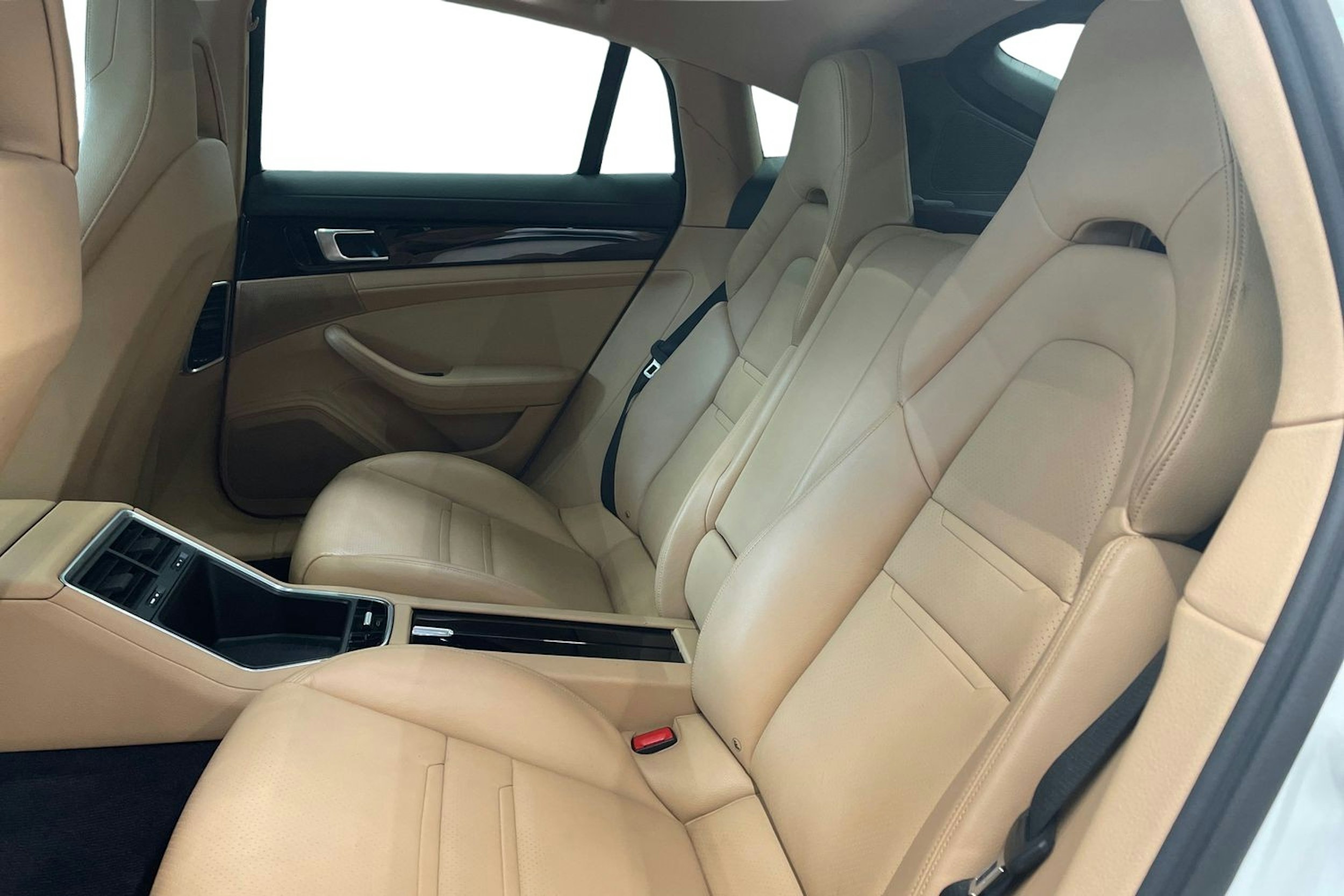 valkoinen Porsche Panamera 2017 kuva 8.