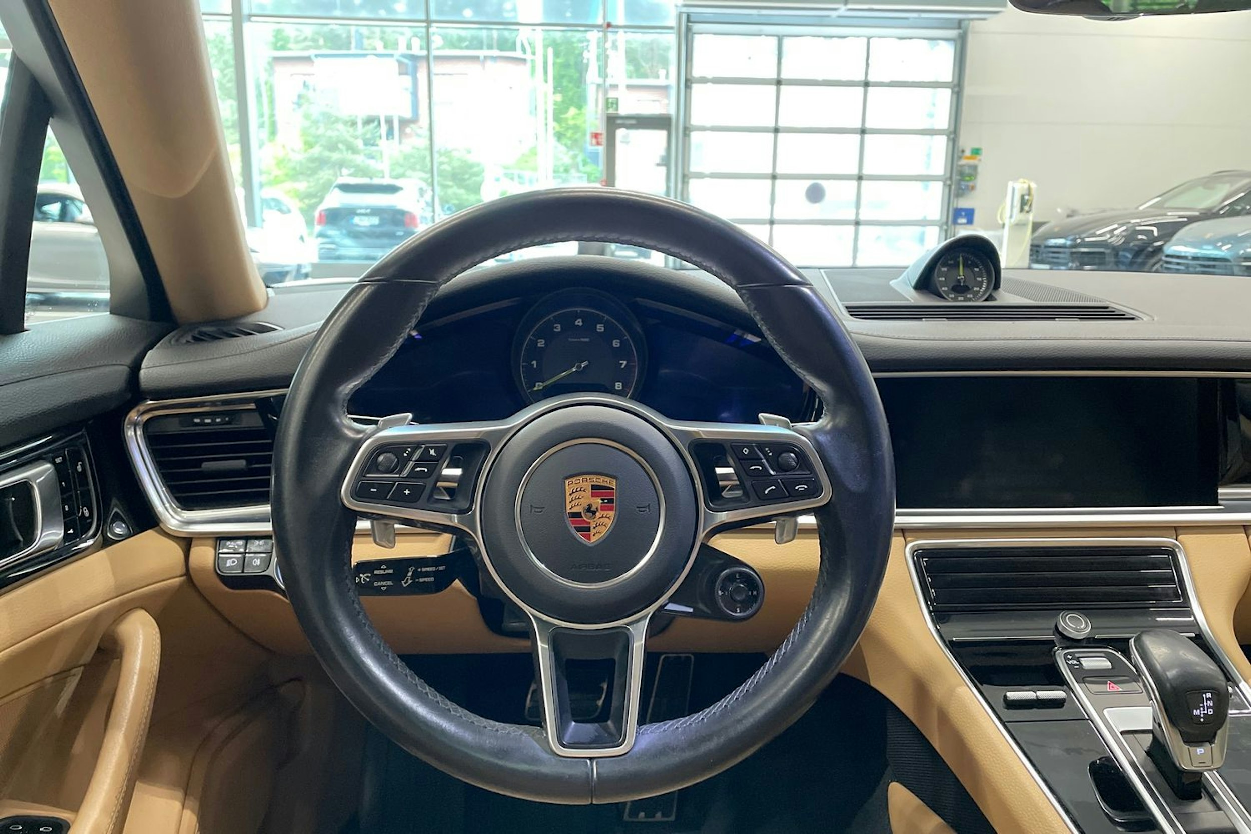 valkoinen Porsche Panamera 2017 kuva 10.