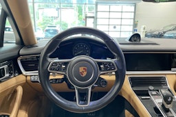 valkoinen Porsche Panamera 2017 kuva 10.