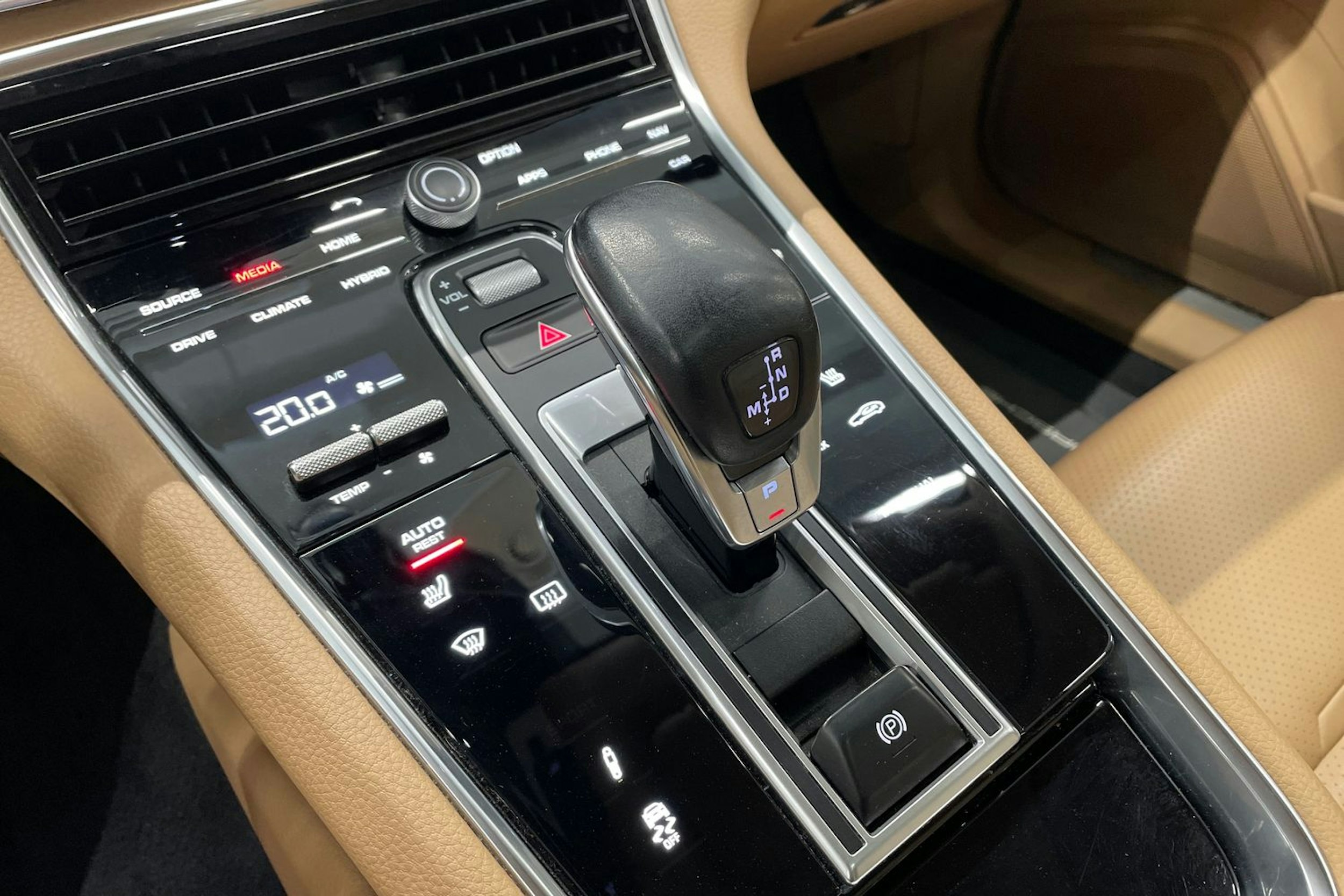 valkoinen Porsche Panamera 2017 kuva 12.
