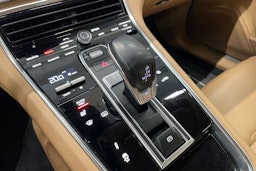 valkoinen Porsche Panamera 2017 kuva 12.