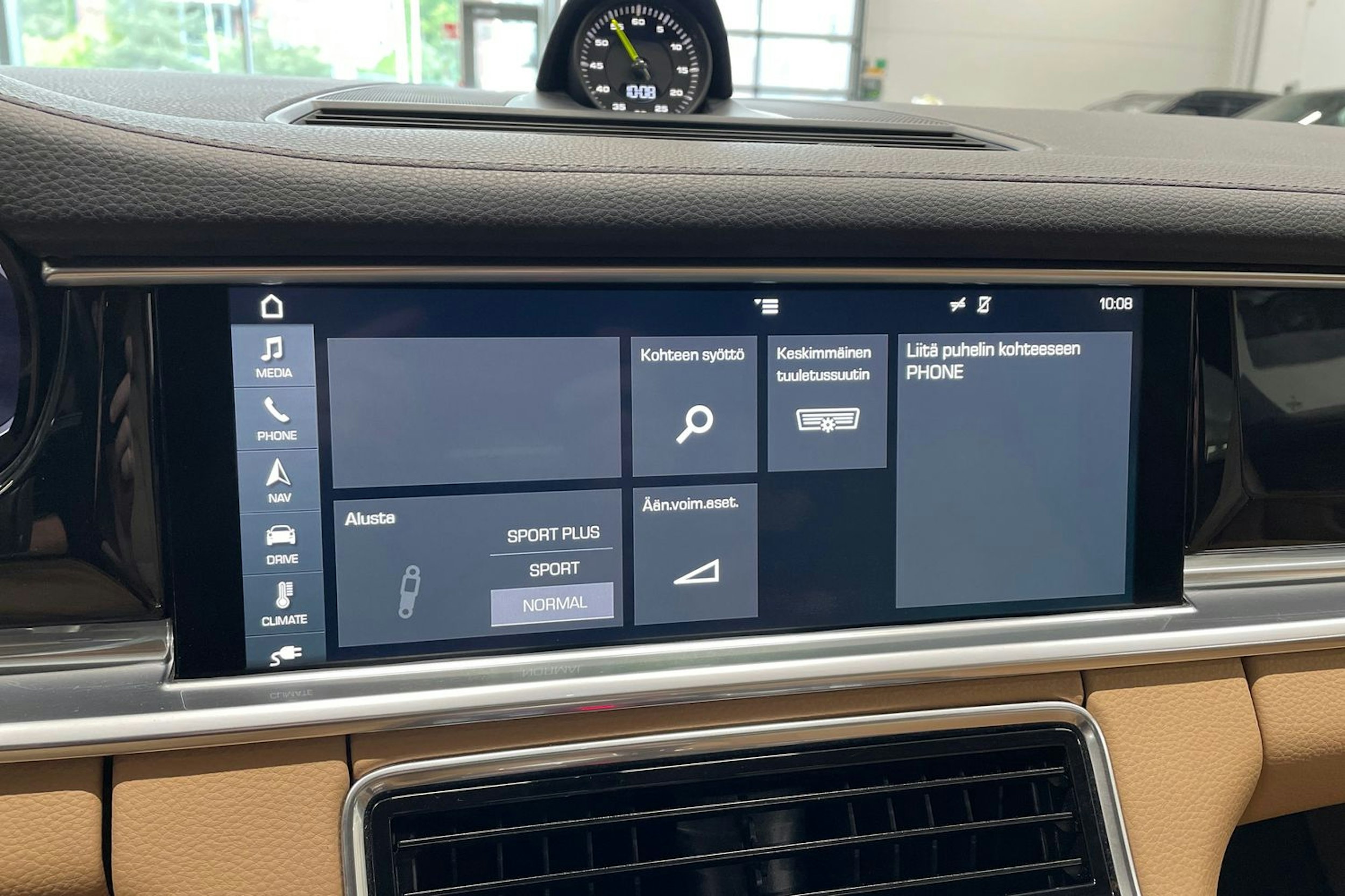 valkoinen Porsche Panamera 2017 kuva 13.