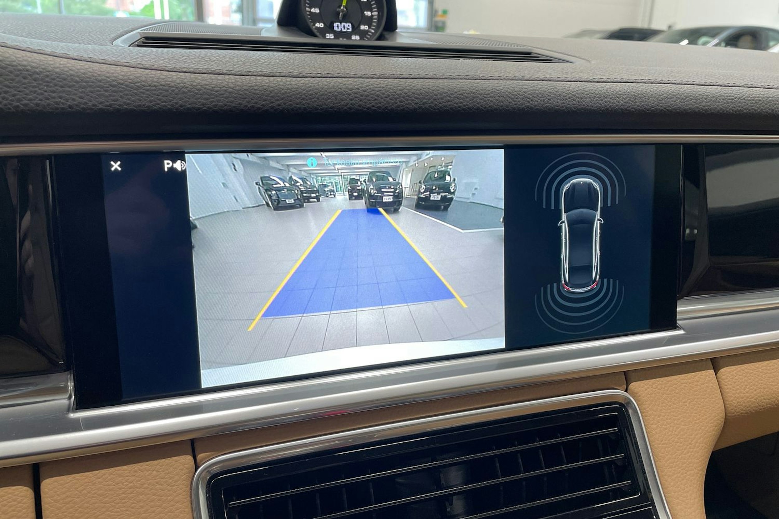 valkoinen Porsche Panamera 2017 kuva 14.