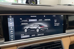 valkoinen Porsche Panamera 2017 kuva 15.