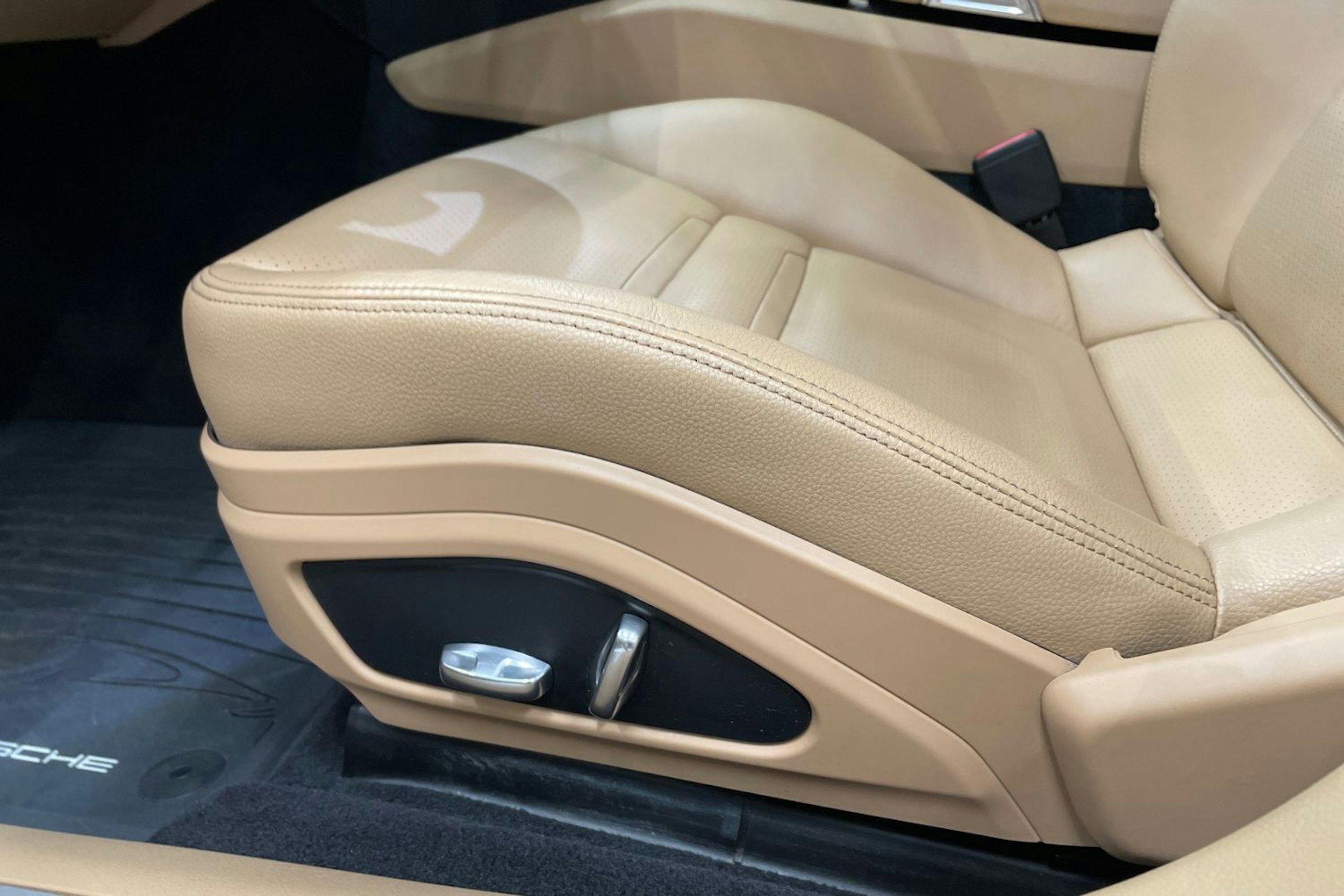 valkoinen Porsche Panamera 2017 kuva 18.