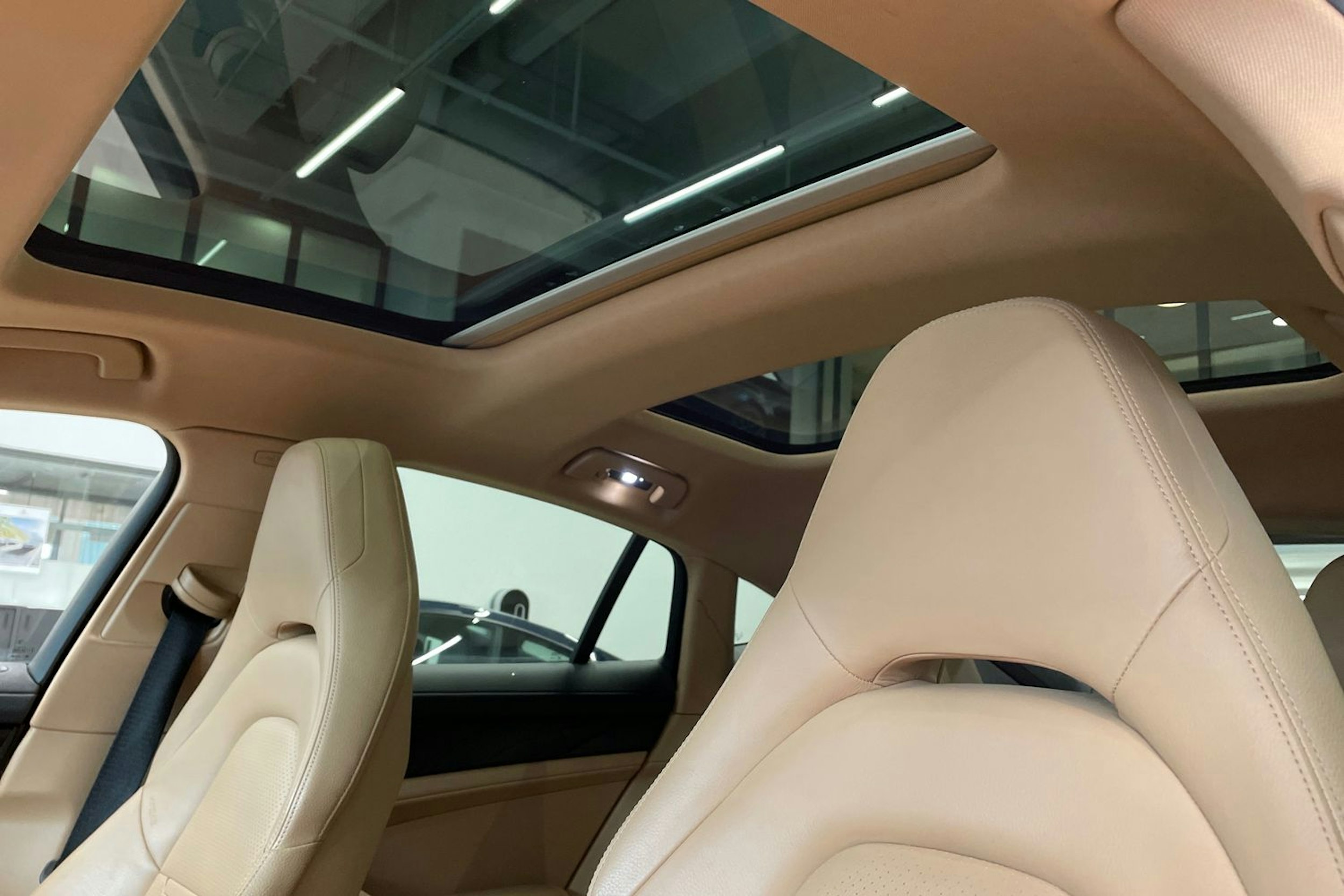 valkoinen Porsche Panamera 2017 kuva 19.
