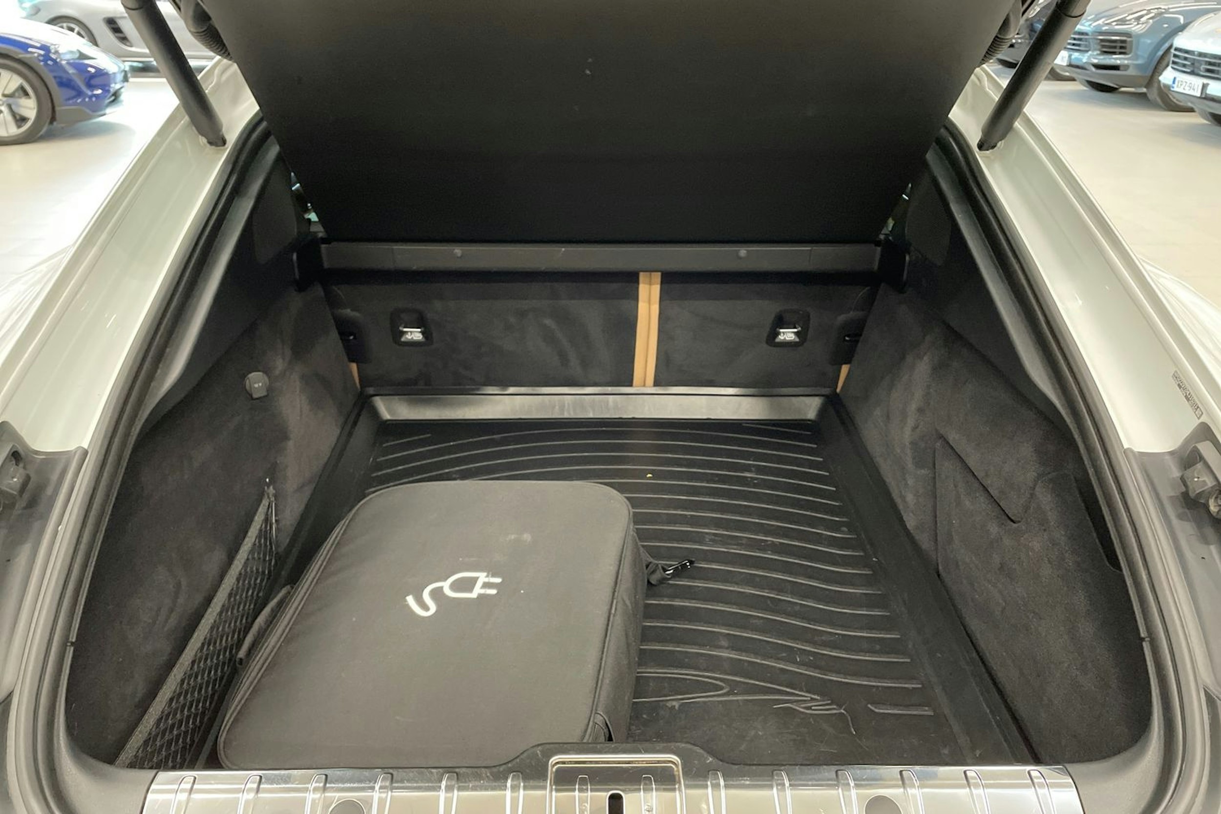 valkoinen Porsche Panamera 2017 kuva 21.