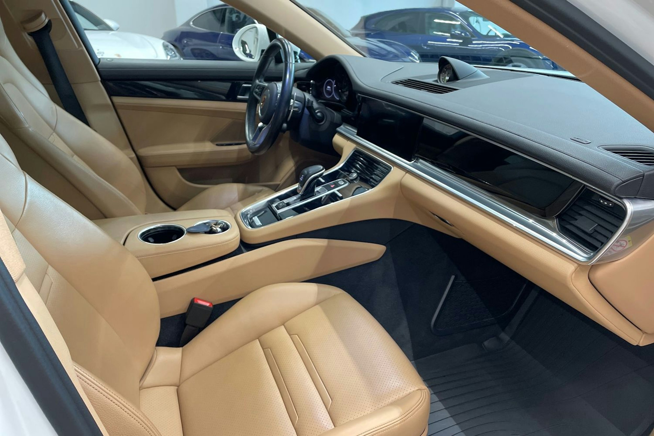 valkoinen Porsche Panamera 2017 kuva 23.