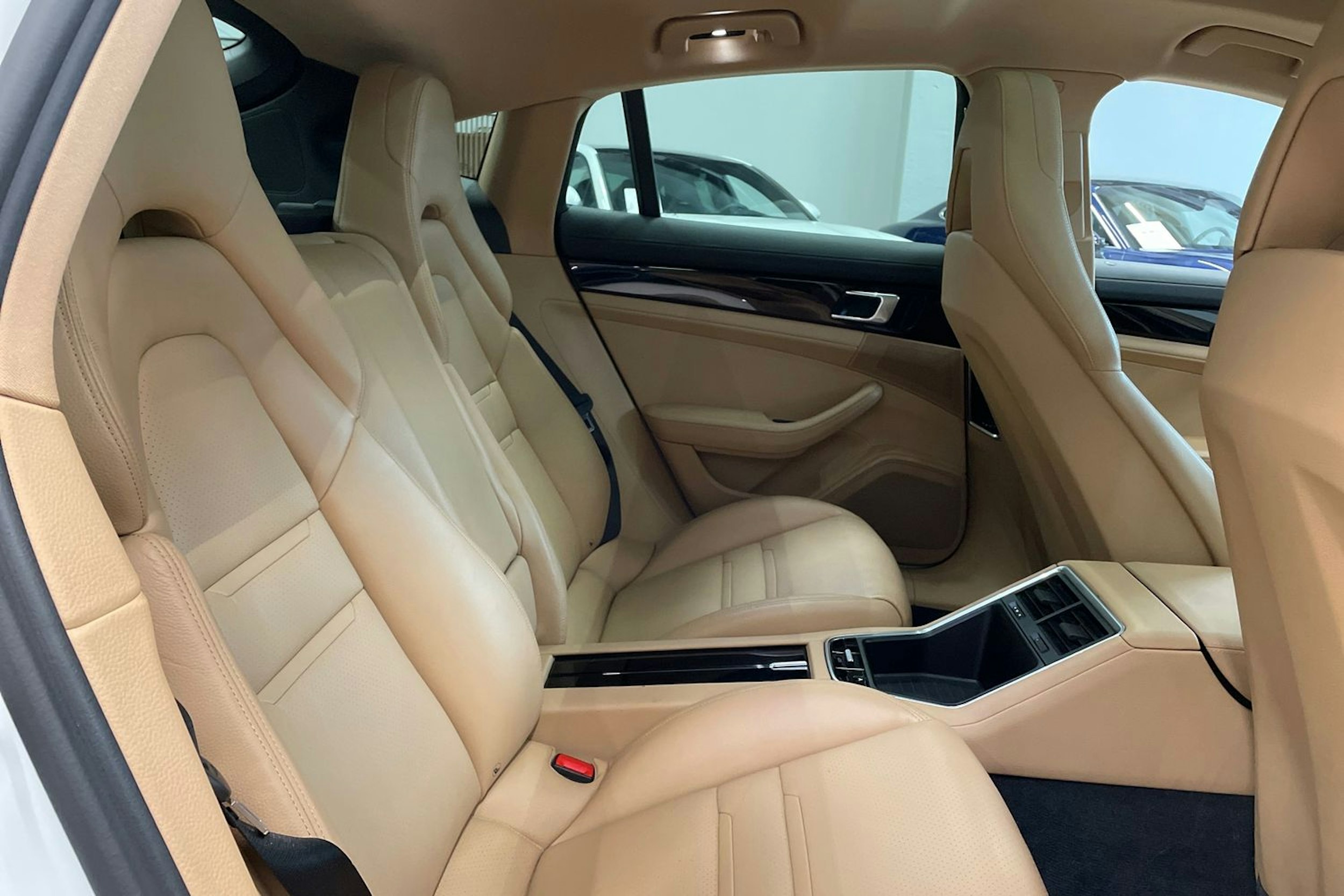 valkoinen Porsche Panamera 2017 kuva 24.