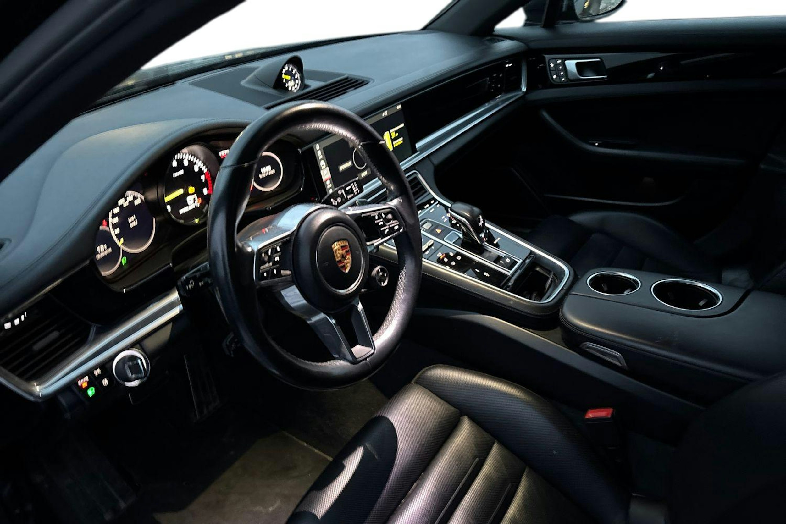 musta Porsche Panamera 2017 kuva 3.