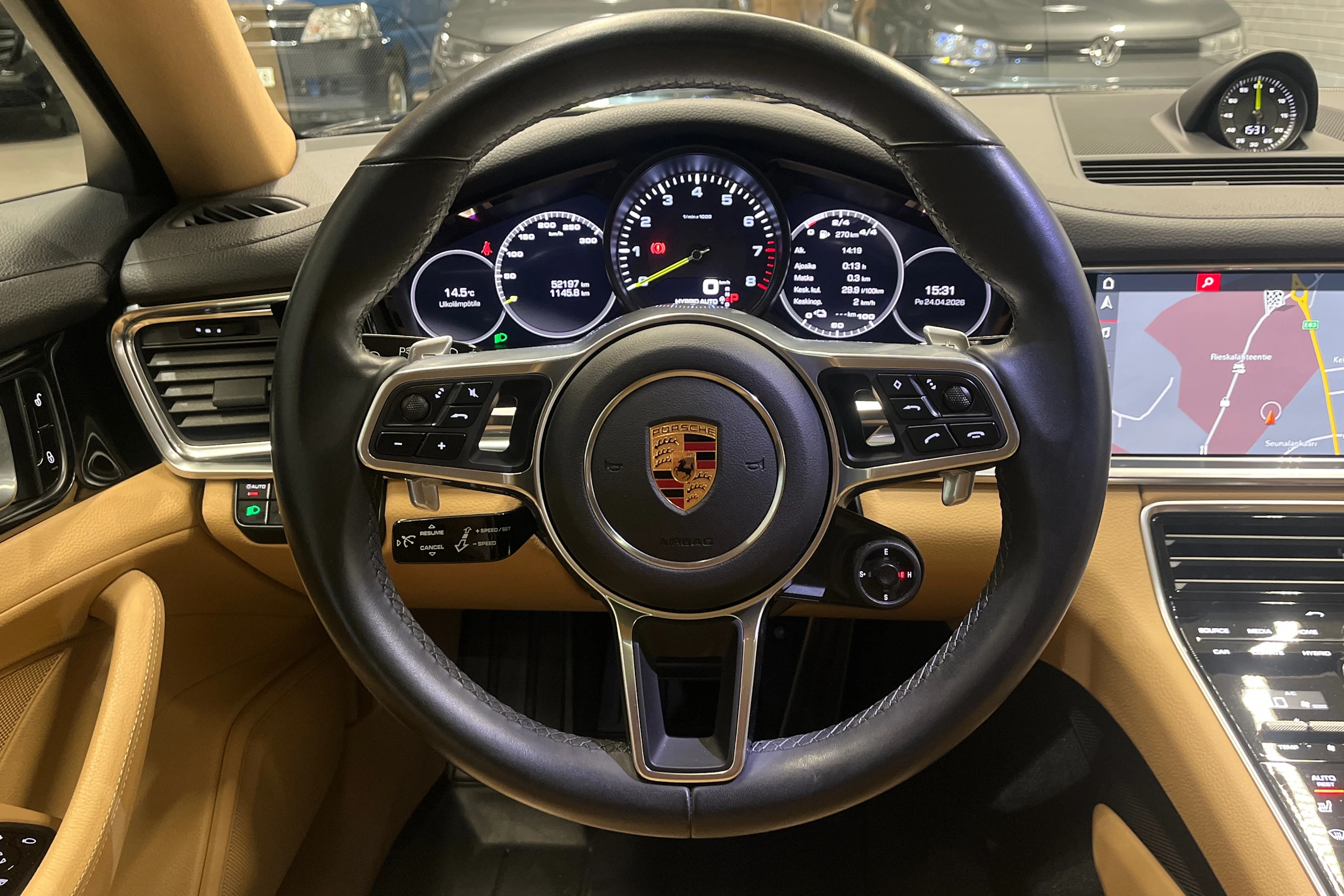 Harmaa Porsche Panamera 2017 kuva 10.