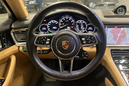 Harmaa Porsche Panamera 2017 kuva 10.
