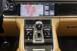 Harmaa Porsche Panamera 2017 kuva 12.