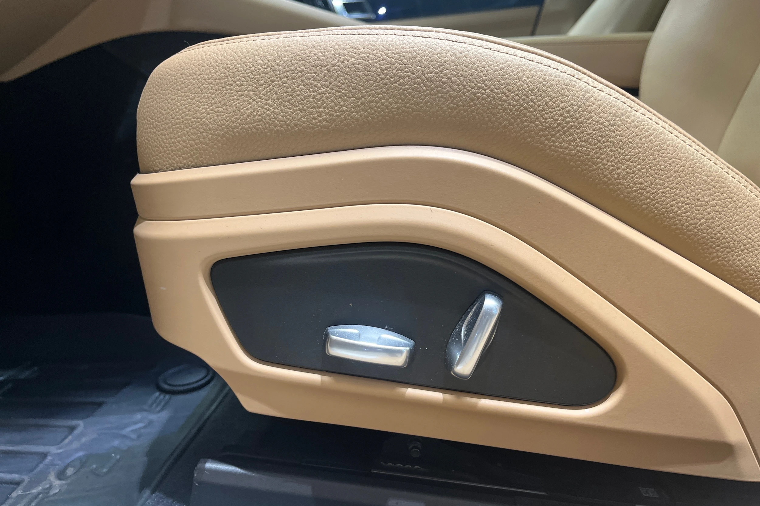Harmaa Porsche Panamera 2017 kuva 13.