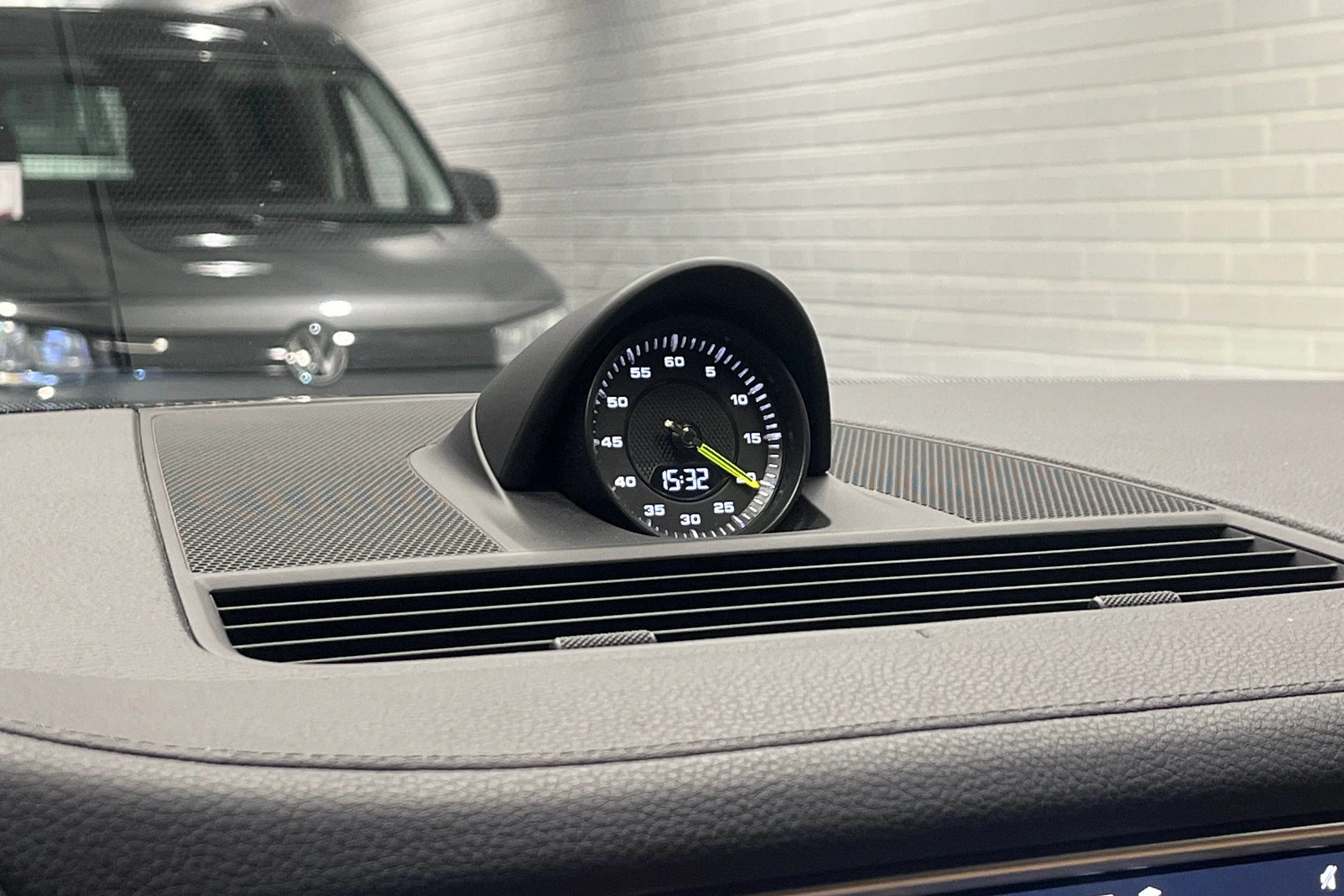 Harmaa Porsche Panamera 2017 kuva 14.