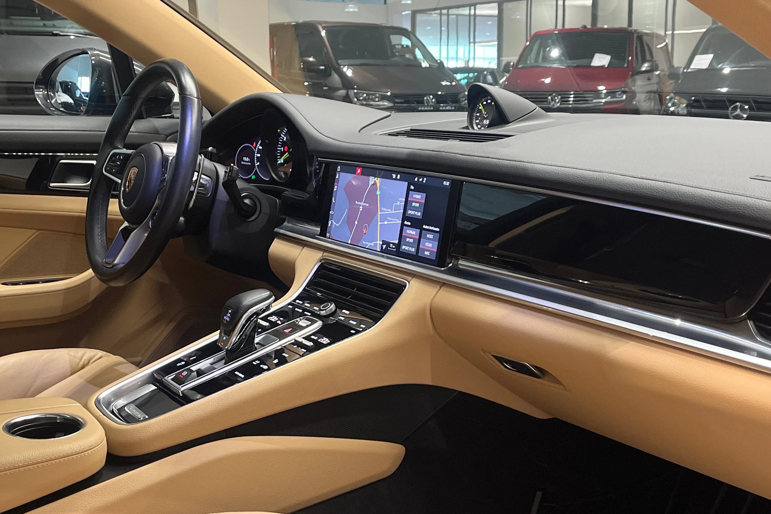 Harmaa Porsche Panamera 2017 kuva 15.