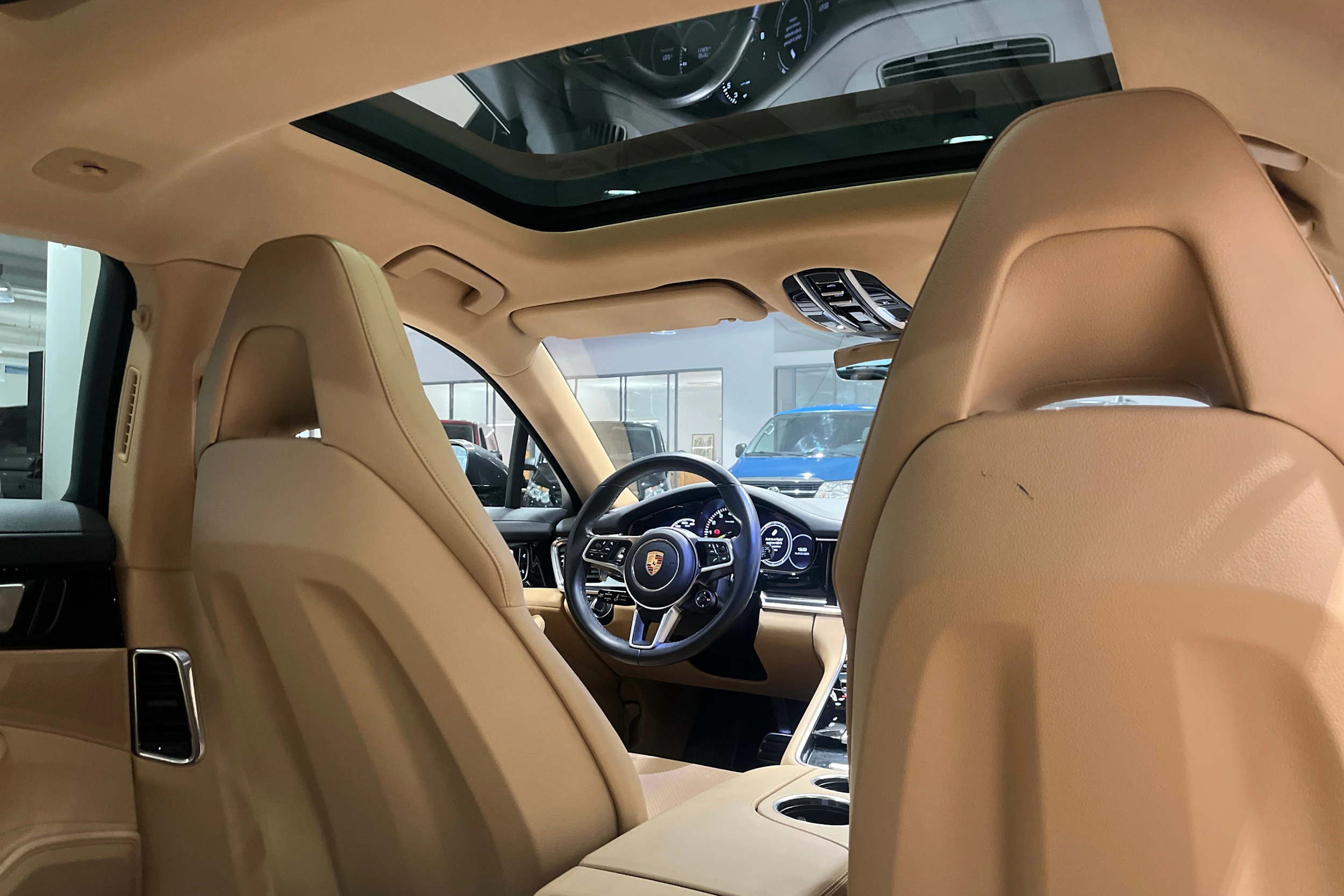 Harmaa Porsche Panamera 2017 kuva 16.